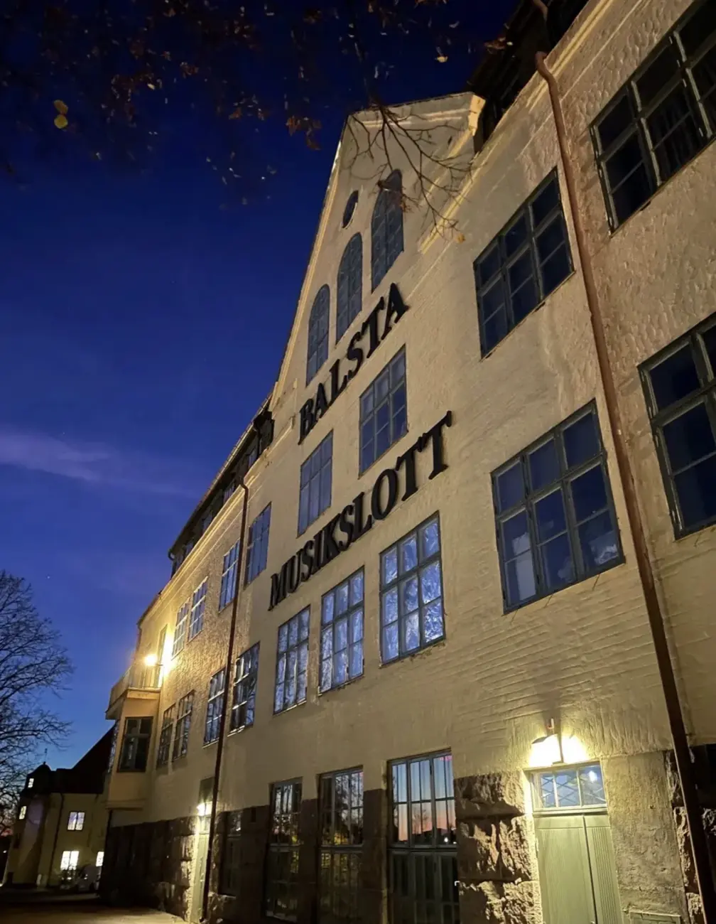 Balsta Musikslott i Eskilstuna i skumringen. Bildene i denne artikkelen er tatt der.